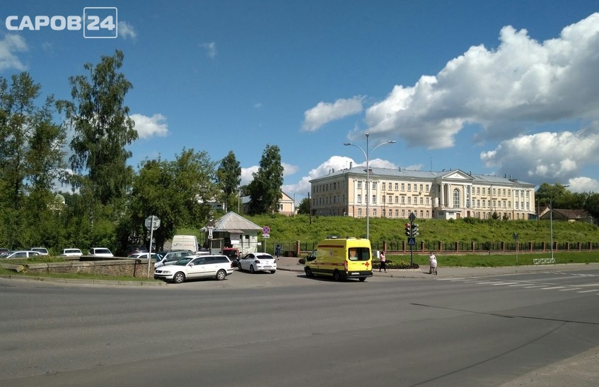 Водителю понадобилась медпомощь после падения дерева
