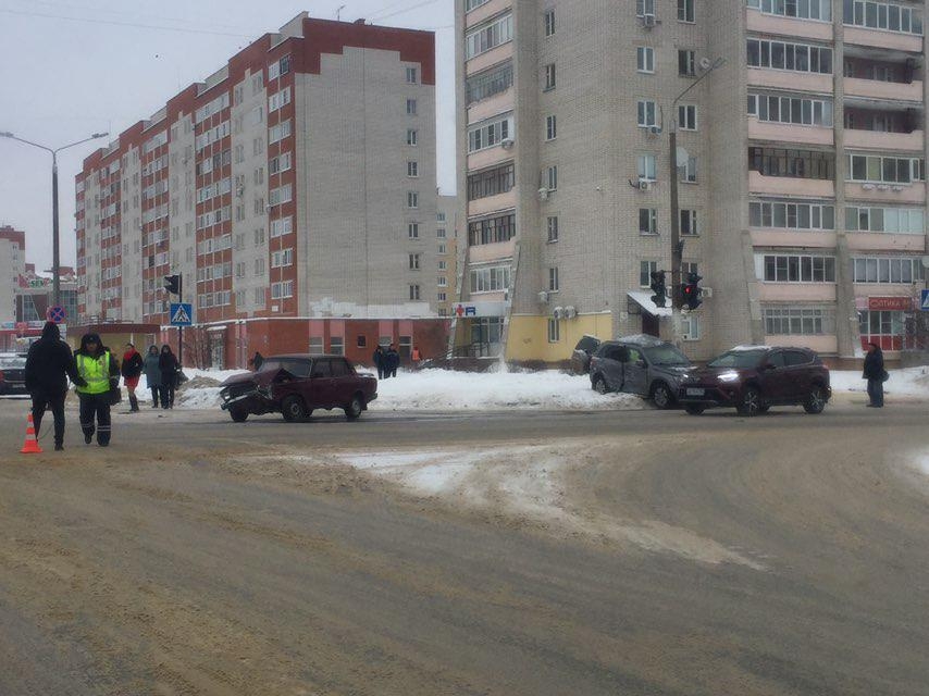 На перекрестке улиц Московской и Курчатова столкнулись два автомобиля (ВИДЕО)