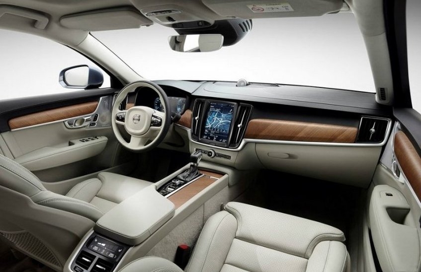 Volvo разработала подушку безопасности для пешеходов