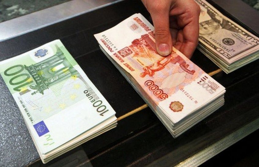 Рубль усилил падение к доллару и евро на фоне активного снижения нефти
