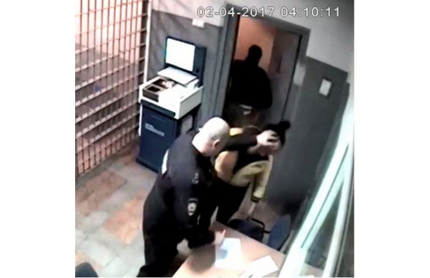 Полицейский избил женщину на допросе в участке