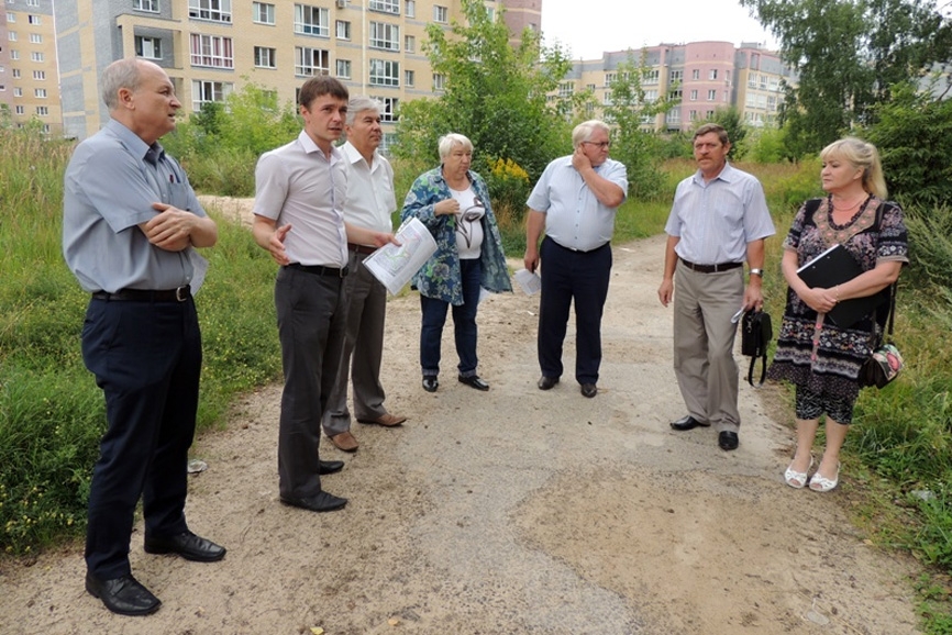 Депутаты и представители городской администрации обсудили вопрос благоустройства пустыря в МКР-15