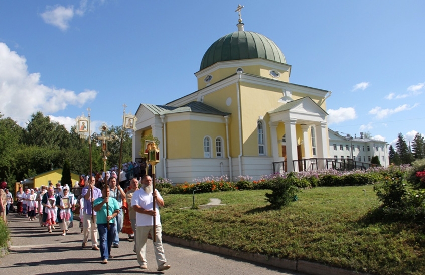 9 августа на территории больничного городка прошел крестный ход