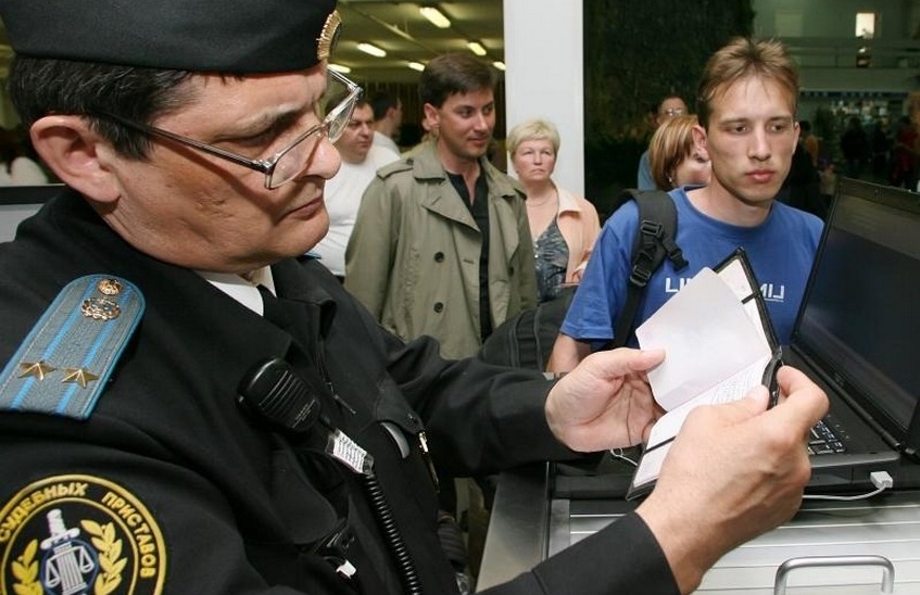 В первом полугодии выехать из страны не смогли 1,7 млн должников