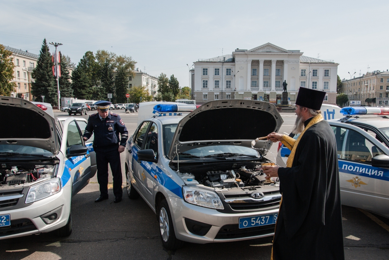 Церемония передачи новых автомобилей саровской полиции