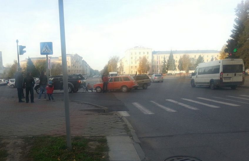 На проспекте Ленина иномарка столкнулась с ВАЗ-2102