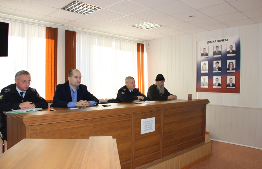 Отец Владимир провел лекцию нравственности для саровских полицейских