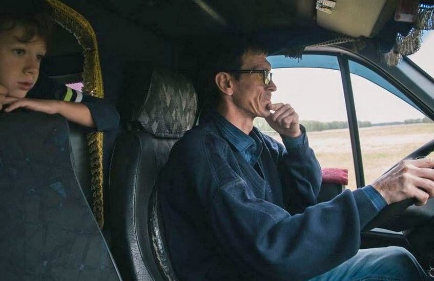 Водителя-альтруиста, бесплатно перевозящего людей, пытаются засудить за незаконную предпринимательскую деятельность (ВИДЕО)