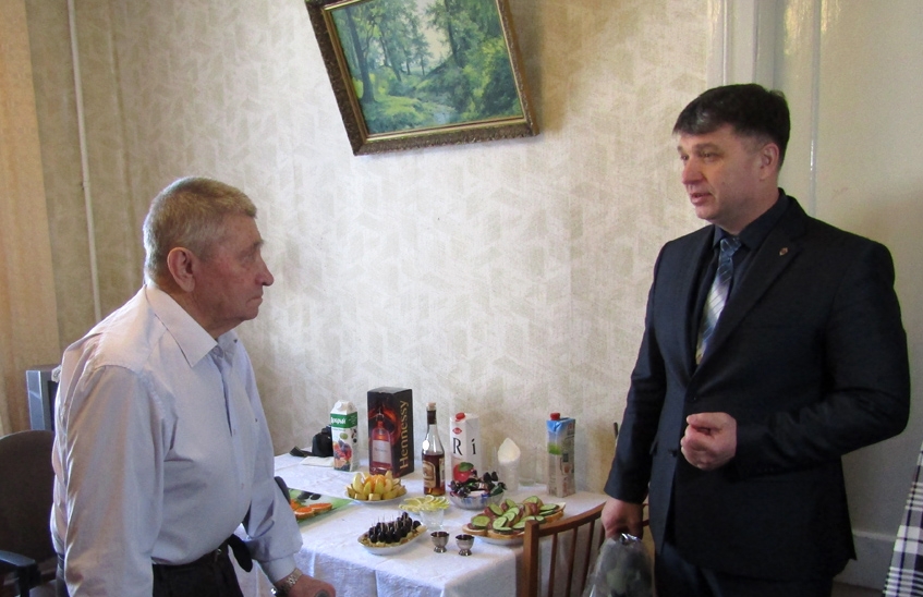 И. о. главы администрации поздравил с юбилеем ветерана ВНИИЭФ