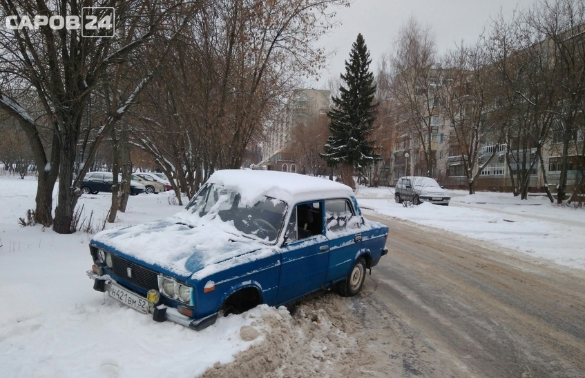 На Театральном проезде бросили автомобиль без колеса