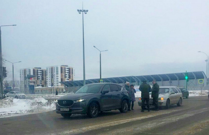 Две иномарки столкнулись у парка Зернова