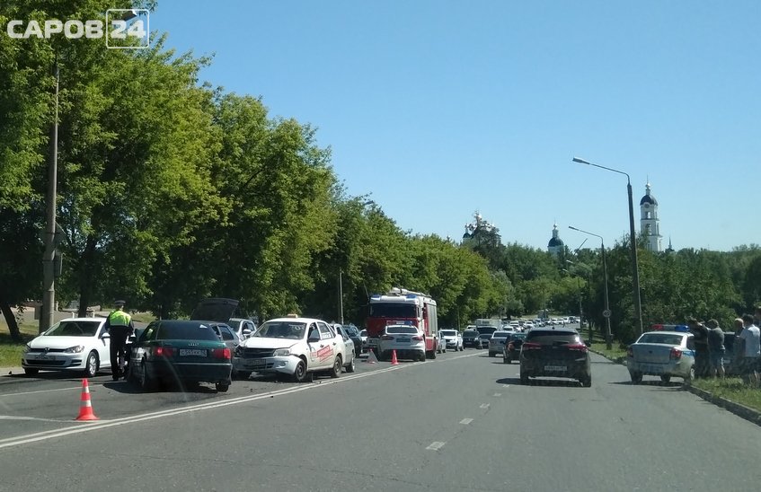Автомобиль «Ауди» вылетел на полосу встречного движения на проспекте Музрукова (ВИДЕО)