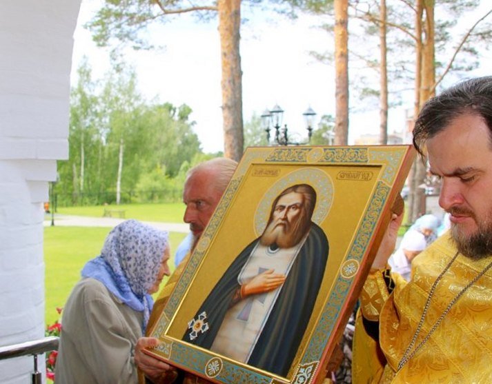 Икону Серафима Саровского с частицей мощей встретили в Сарове