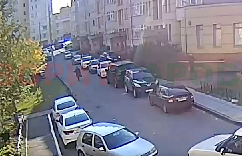 Пенсионер на иномарке снес крыльцо на улице Герцена (ВИДЕО)