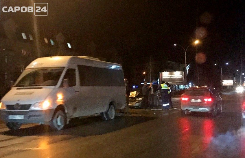 Иномарка влетела под микроавтобус на улице Зернова