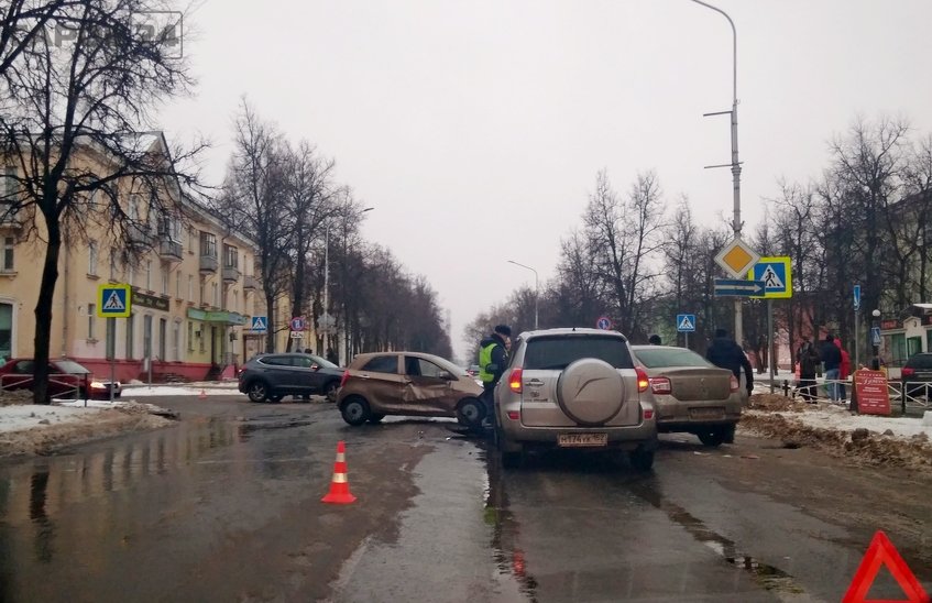 4 иномарки столкнулись на перекрестке Ленина-Чапаева