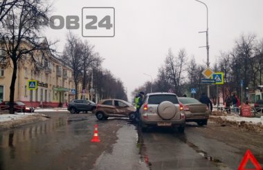 4 иномарки столкнулись на перекрестке Ленина-Чапаева