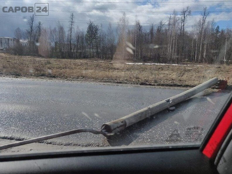 Столб упал на дорогу в районе ТЭЦ