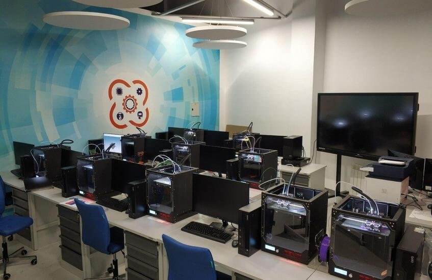 «Кванториум Саров» печатает на 3D-принтерах средства защиты для медиков (ВИДЕО)