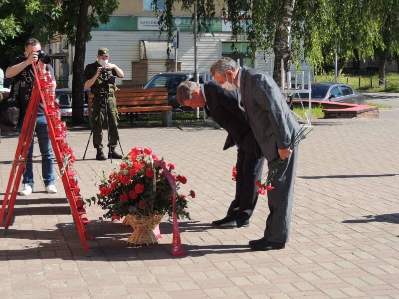 Саровчане возложили цветы к Вечному огню
