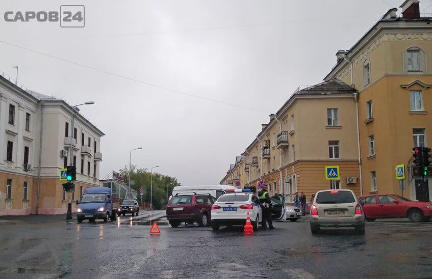 «Форд» и газель не поделили дорогу у стоматологической поликлиники
