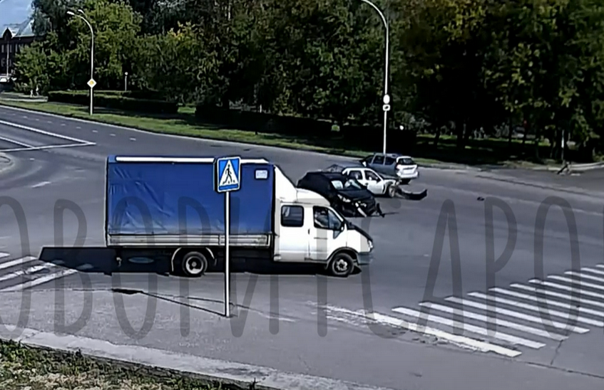 Два водителя пострадали в ДТП у старого мебельного (ВИДЕО)