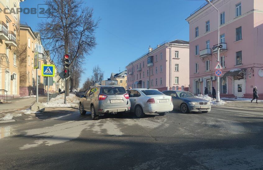 Две иномарки не разъехались у стоматологии (ВИДЕО)
