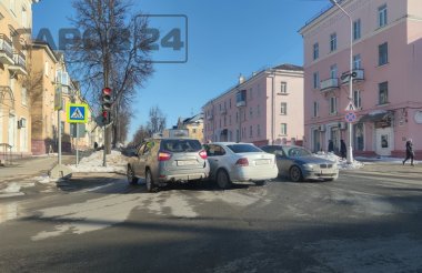 Две иномарки не разъехались у стоматологии (ВИДЕО)