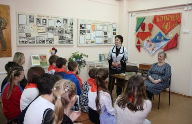 Ветераны рассказали юным саровчанам об истории городской пионерии