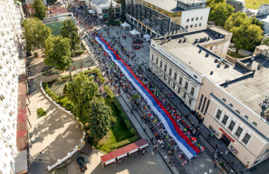 100-метровый флаг России пронесли 12 июня в Нижнем Новгороде