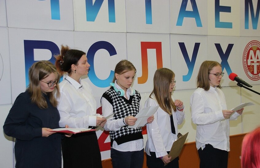 Восьмиклассники прочитали стихи Булата Окуджавы и Юлии Друниной