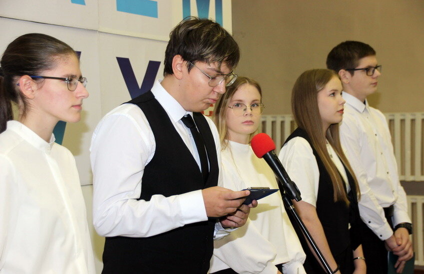 Девятиклассники прочитали вслух стихи и очерки Константина Симонова