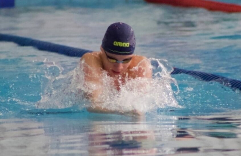 Артем Фролов взял бронзу на этапе Кубка области по плаванию