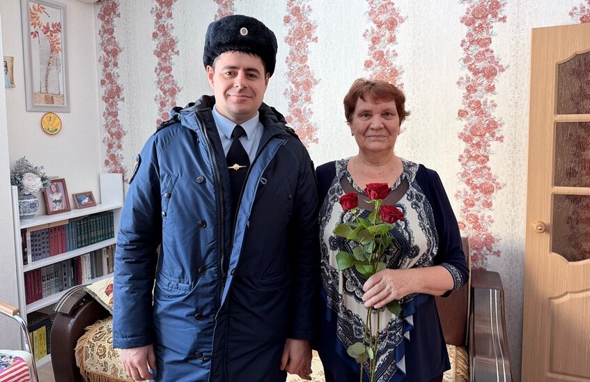 Полицейские Сарова поздравили ветеранов с 8 Марта