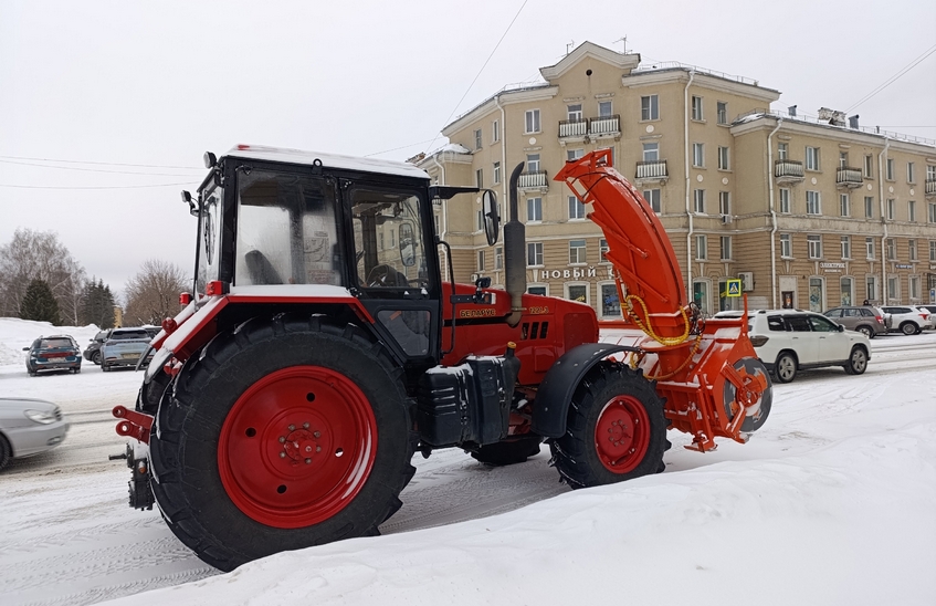Новый трактор вышел на очистку улиц в Сарове