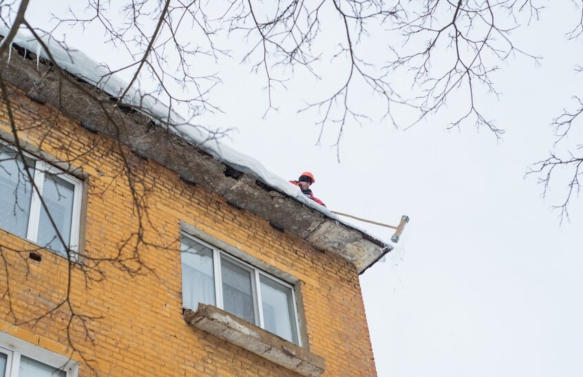 Саровские власти рассказали о проблемах с ремонтом крыш жилых домов