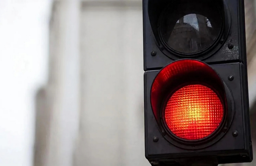 14 водителей заплатят штраф за проезд на красный