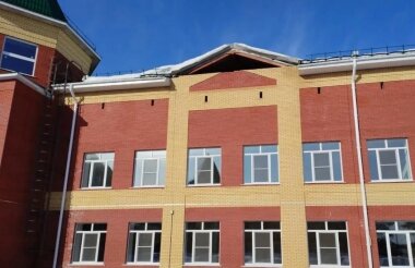 Фасад обрушился в новом здании школы № 11