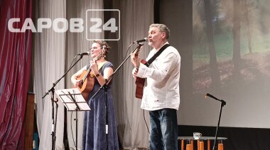 В киноконцертном зале Художественной галереи прошёл бардовский концерт семейной пары Олега и Елены Водовозовых